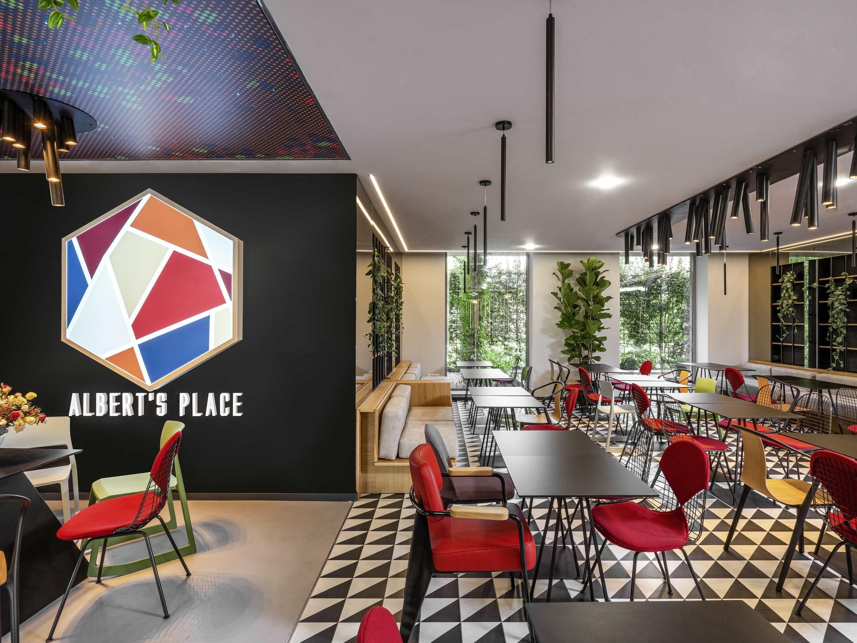 lunch and dinner served, international cuisine