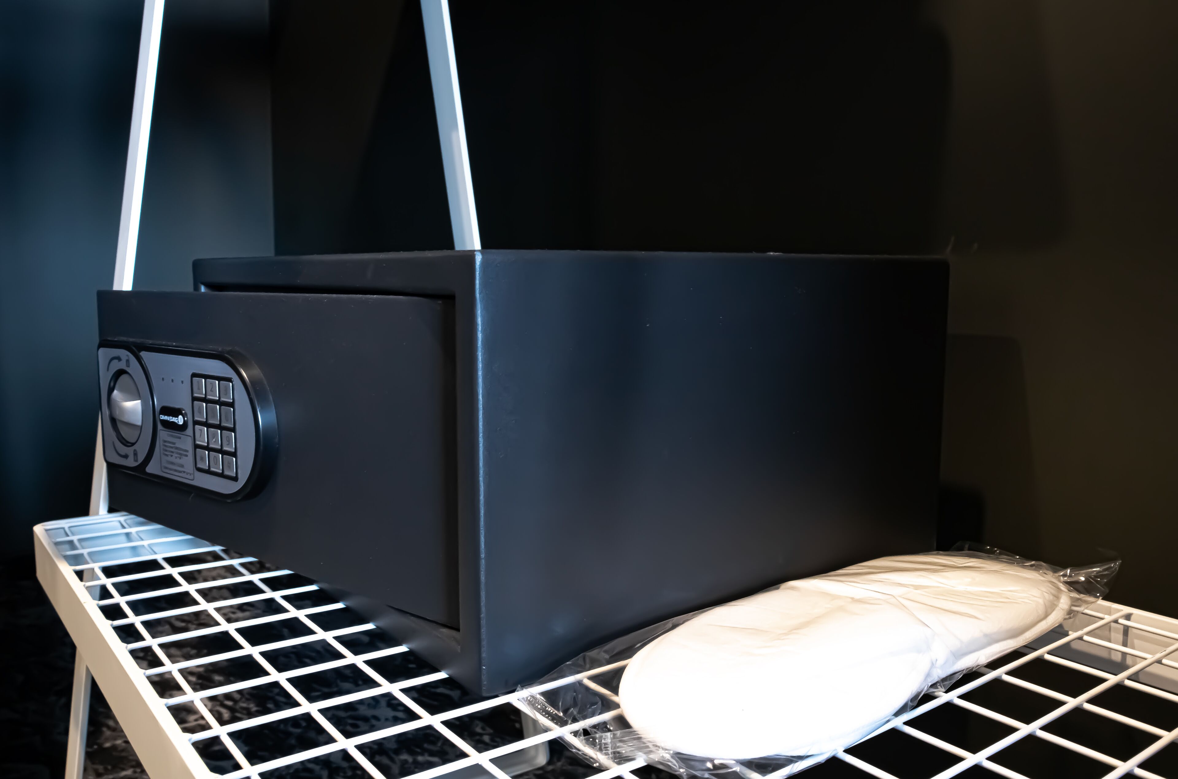 standard room, 2 single beds | 1 bedroom, minibar, in-room safe, desk