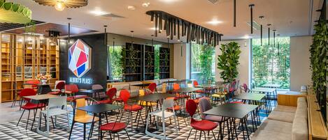 Se sirven almuerzos, cenas y cocina internacional