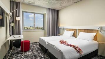 Standaard kamer, 2 eenpersoonsbedden | Een minibar, een kluis op de kamer, een bureau, een laptopwerkplek