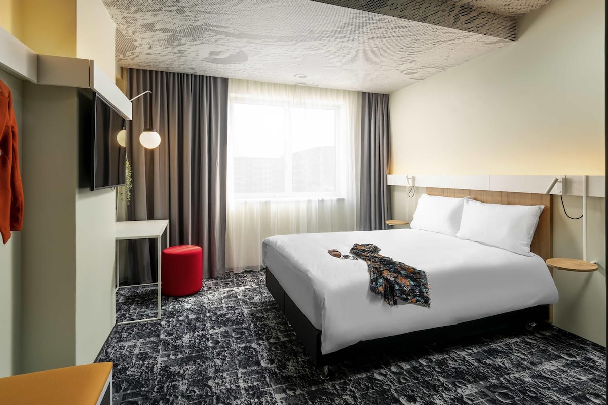 Standard Room, 1 Double Bed | 1 bedroom, minibar, in-room safe, desk