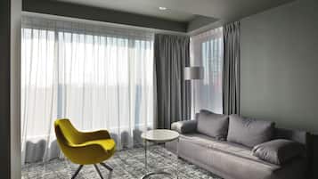 Suite, 1 cama matrimonial y sofá cama | 1 habitación, minibar, caja de seguridad en la habitación y escritorio