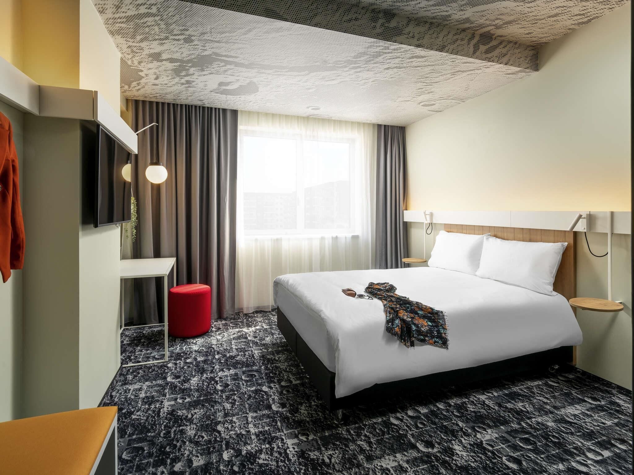 Standard Room, 1 Double Bed | Minibar, in-room safe, desk, laptop workspace