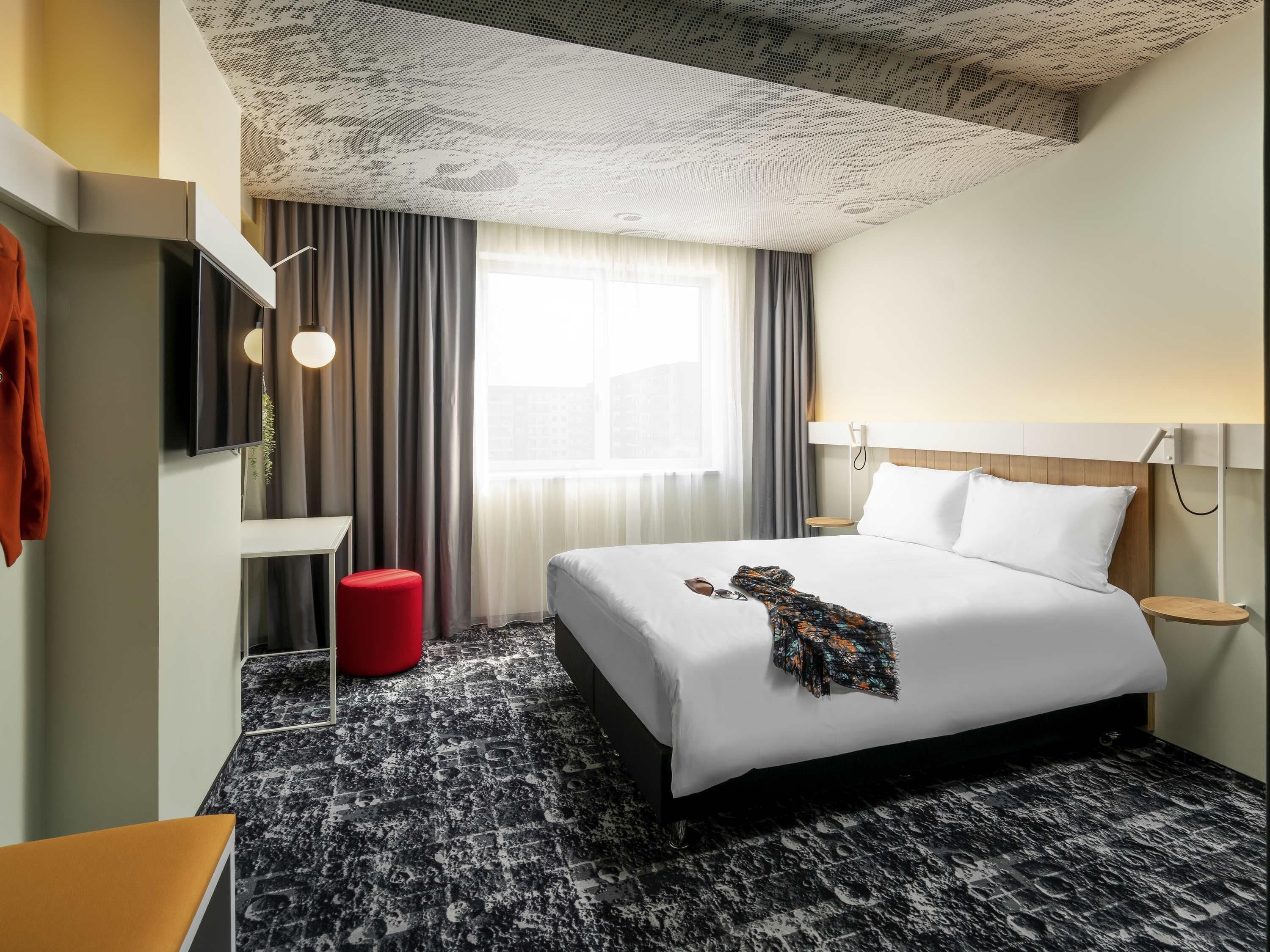 Standard Room, 1 Double Bed | Minibar, in-room safe, desk, laptop workspace