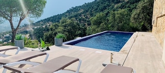 Holiday house in a unique quiet location - sea view - private pool - Internet