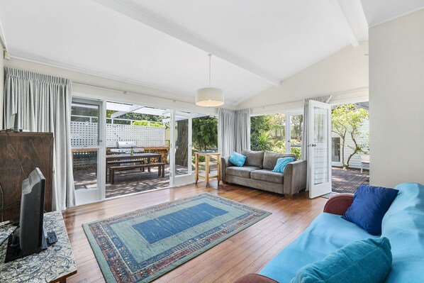 TV - Blue Gate Cottage - Waikanae Beach Holiday Home (Waikanae Beach)