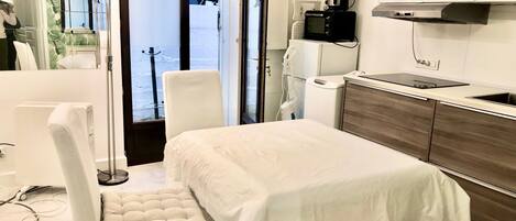 1 bedroom, in-room safe, iron/ironing board, free WiFi