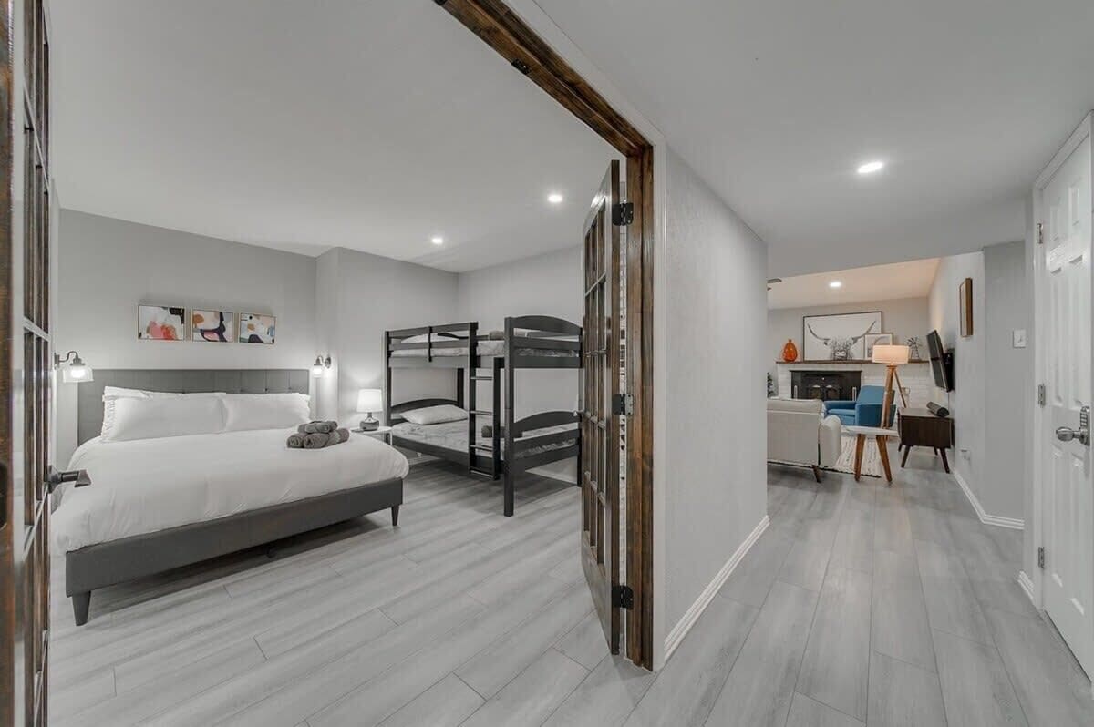 4 bedrooms, iron/ironing board, WiFi, bed sheets