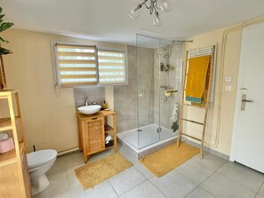 Douche, sĂšche-cheveux, serviettes fournies, savon