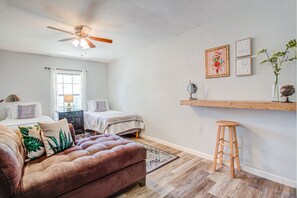 3 bedrooms, desk, WiFi
