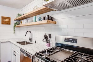 Fridge, microwave, oven, stovetop - Fort Worth Hideaway Near Downtown (Fort Worth)