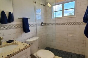 Dusche, Haartrockner, Bidet, Handtücher