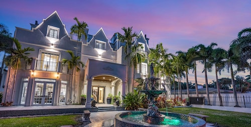 The Modern Castle | Canal View & Access | Rooftop | Living Greenhouse | VlLLAS