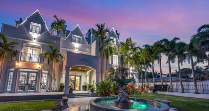 The Modern Castle | Canal View & Access | Rooftop | Living Greenhouse | VlLLAS