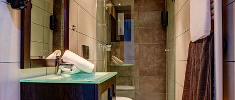 Shower, jetted bath, hair dryer, towels