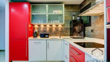 Frigorífico, microondas, horno y placa de cocina