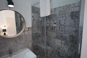 Dusche, Regendusche, kostenlose Toilettenartikel, Haartrockner