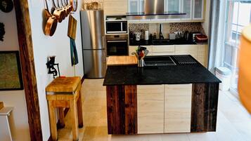 Refrigerador, microondas, horno y parrilla de estufa