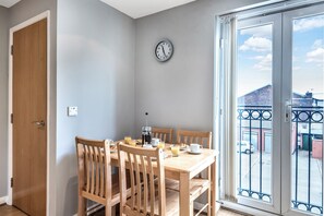 Dining - Merchants Gate - 2 Bed comfy apartment with parking and York Minster views (York)