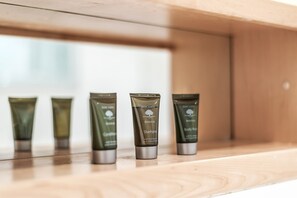 Shower, hair dryer, towels - Comfortable 2 Bed Apartment with York Minster Views & free parking (York)