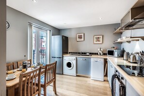 Fridge, microwave, oven, stovetop - Comfortable 2 Bed Apartment with York Minster Views & free parking (York)