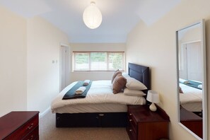4 habitaciones, tabla de planchar con plancha, wifi y ropa de cama 