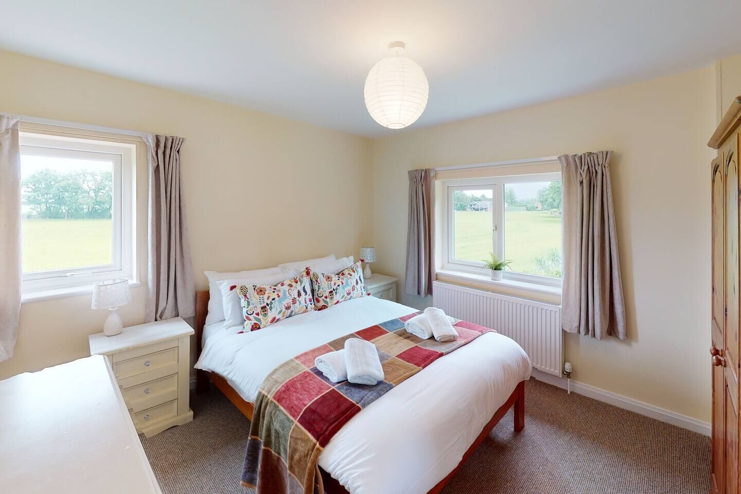 4 bedrooms, iron/ironing board, WiFi, bed sheets