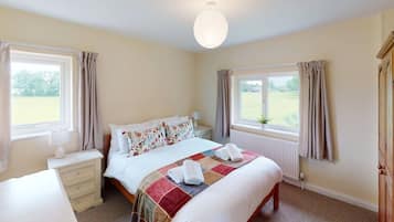 4 bedrooms, iron/ironing board, WiFi, bed sheets