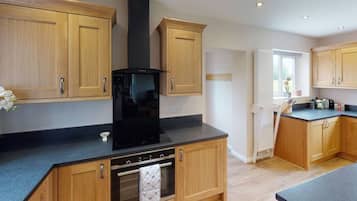 Kjøleskap, mikrobølgeovn, ovn og kokeplater