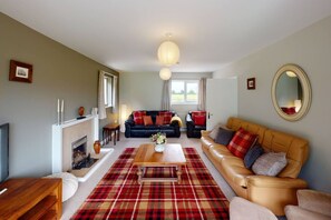 TV, fireplace - Woodlands Cottage - Rural Retreat - Near York (North Duffield)