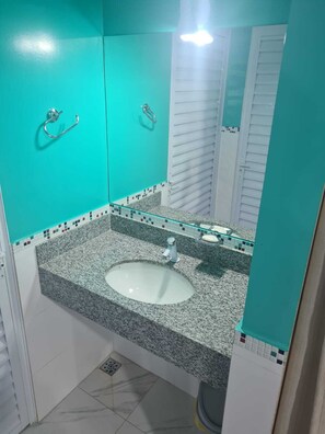 Dusche, Handtücher, Toilettenpapier