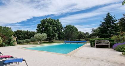 Mas Malbos avec piscine privée, vue imprenable, prÚs d'UzÚs, Gard