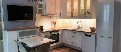 Réfrigérateur, micro-ondes, four, lave-vaisselle