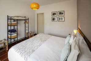 6 bedrooms, desk, iron/ironing board, travel crib