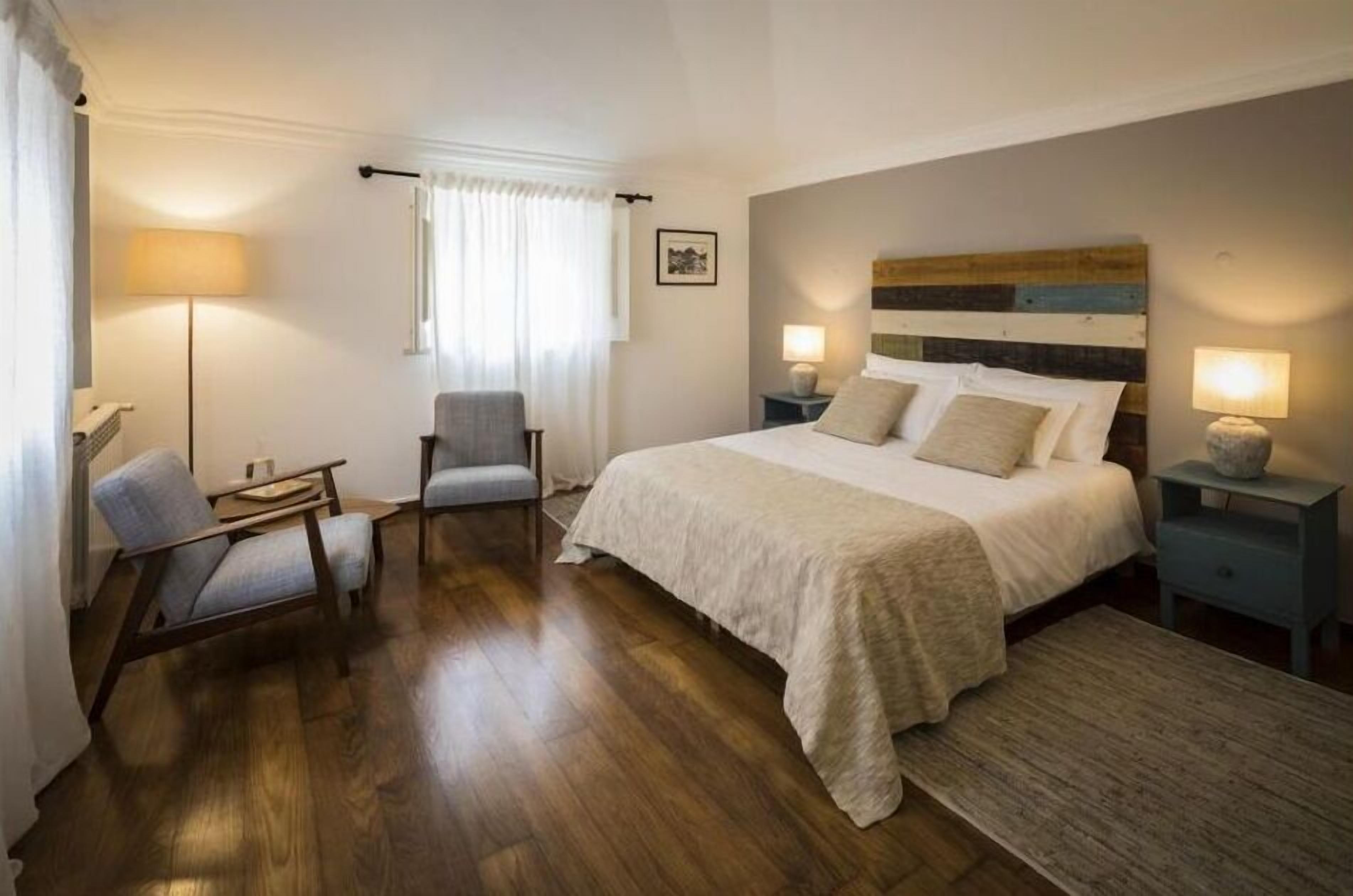 6 bedrooms, desk, iron/ironing board, travel cot