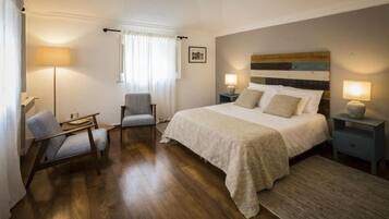 6 bedrooms, desk, iron/ironing board, travel cot