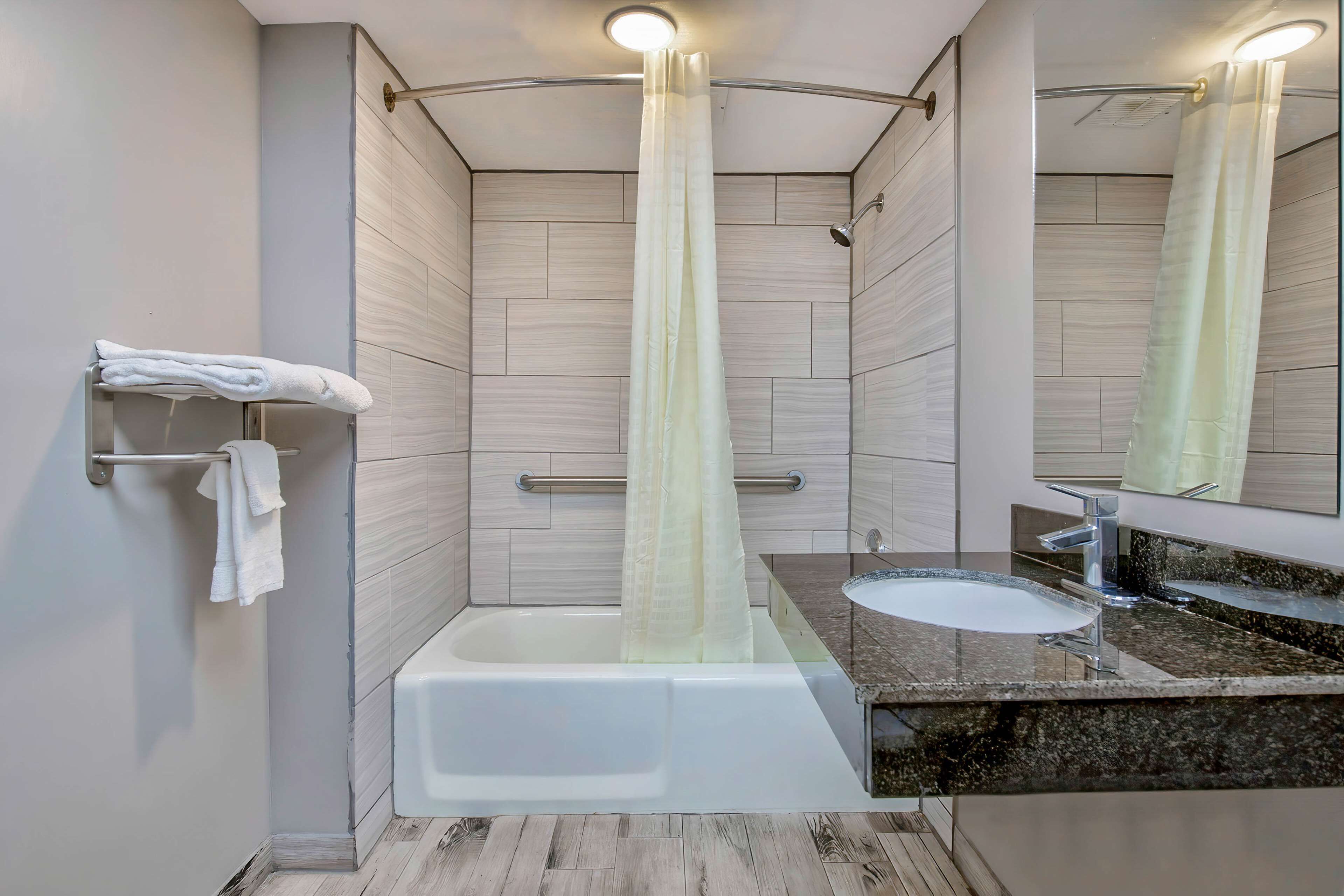 Combined shower/tub, towels
