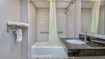 Combined shower/tub, towels