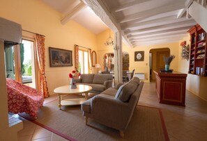 Televisie en een open haard