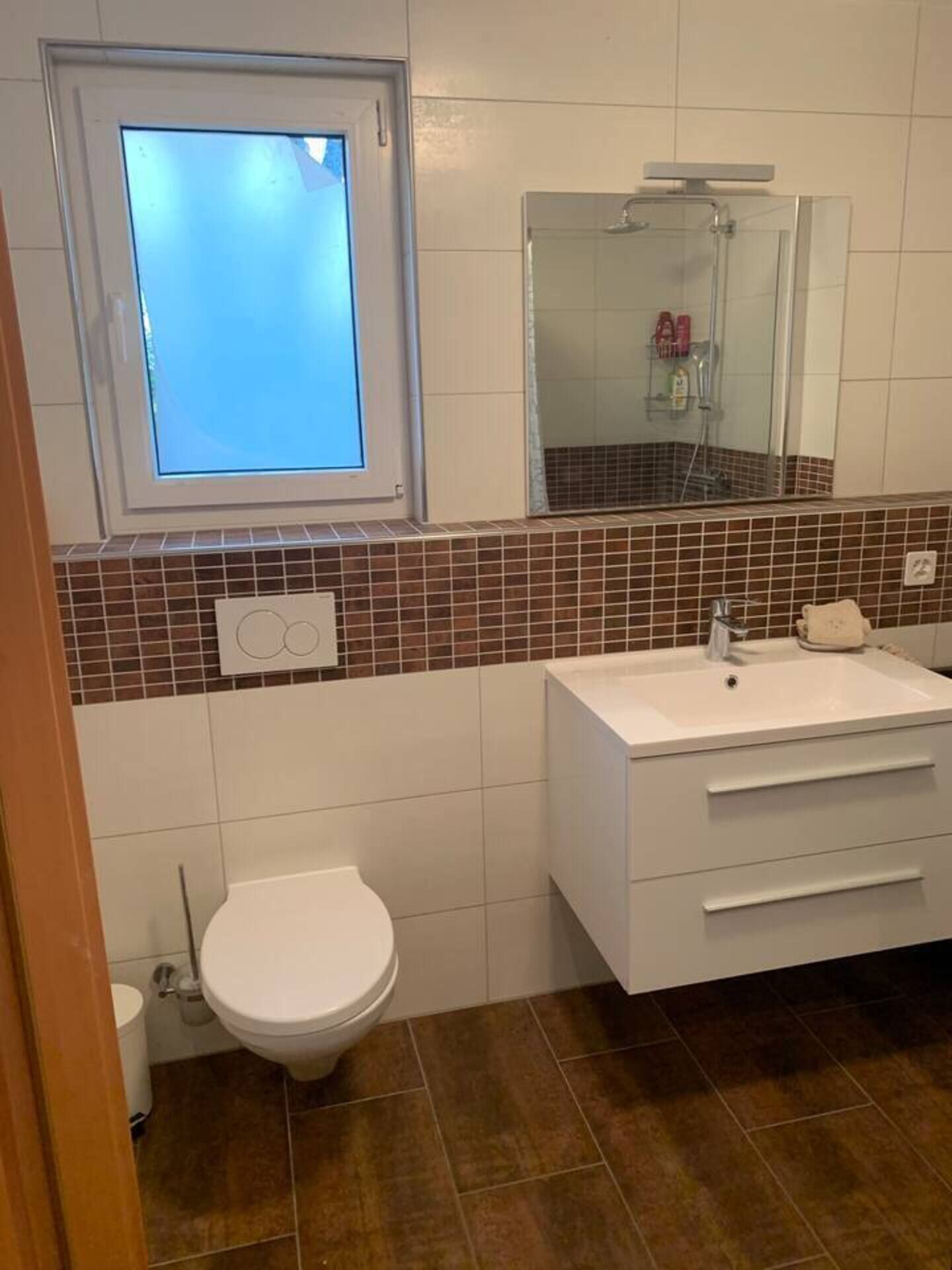 Apartment | Bathroom | Shower, free toiletries, hair dryer, towels