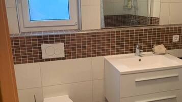 Apartment | Bathroom | Shower, free toiletries, hair dryer, towels