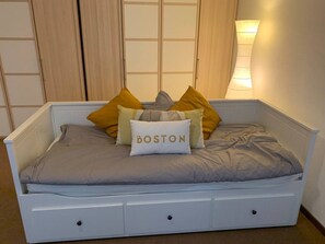 Apartament | 2 dormitoris, planxa i posts de planxar i un bressol de viatge 