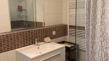 Appartement | Salle de bain | Douche, articles de toilette gratuits, sèche-cheveux