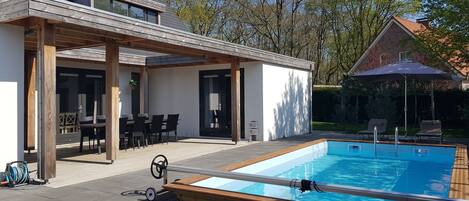 Een buitenzwembad, een verwarmd zwembad