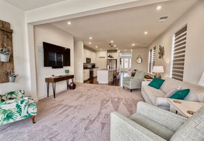 Smart TV - Bayside * 4BR Luxury Villa, Sleeps Up to 12 (SELBYVILLE)