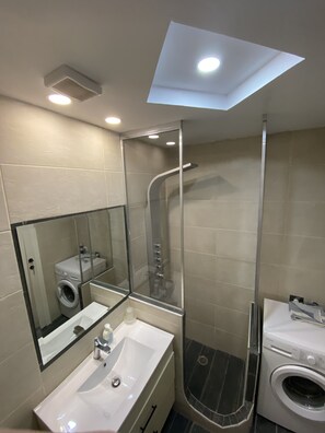 Dusche, Haartrockner, Handtücher, Seife