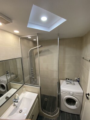 Een douche, een haardroger, handdoeken, zeep