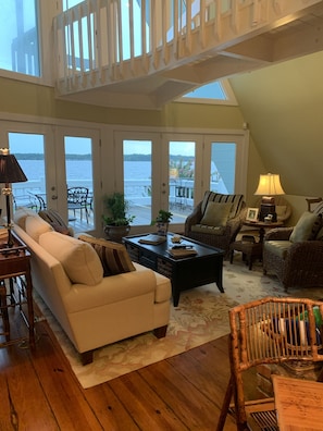 Den - A Framed Oasis on the Pamlico River (Washington)