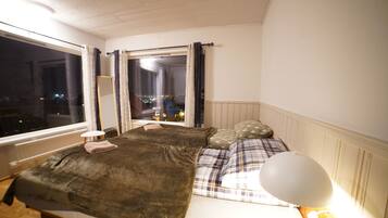 Deluxe-rum - 1 kingsize-sÀng - icke-rökare | Skrivbord, strykjÀrn/strykbrÀda, gratis wi-fi och sÀngklÀder