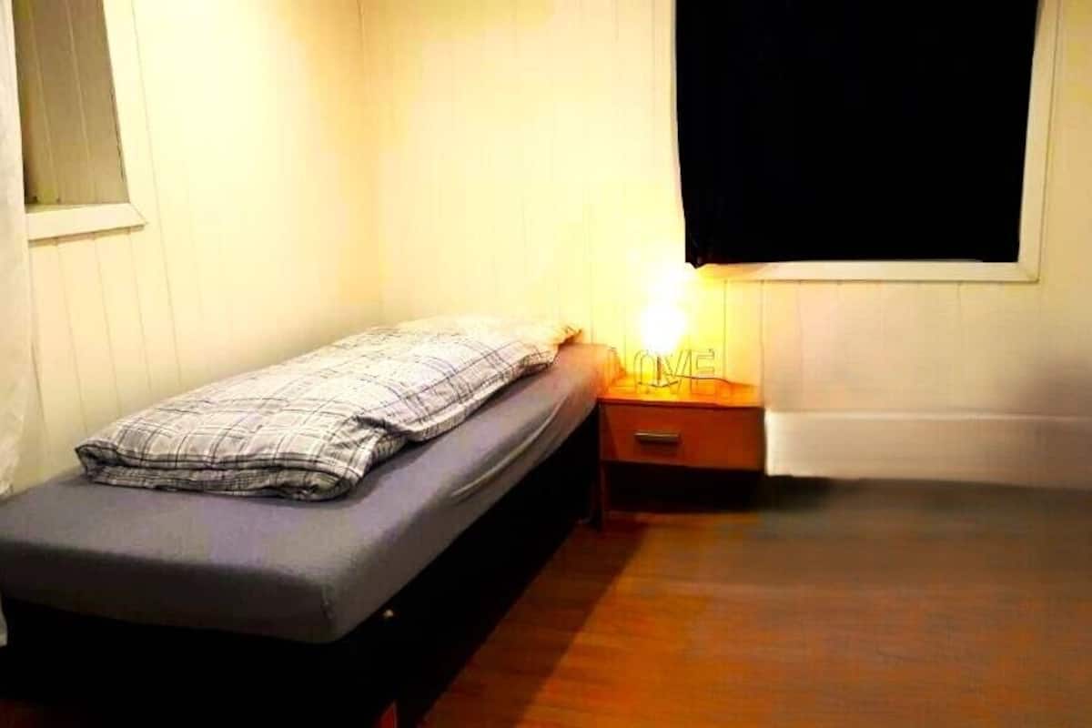 Quarto básico, 1 cama de solteiro, para não fumantes, vista para o mar | Escrivaninha, ferros/tábuas de passar roupa, Wi-Fi de cortesia